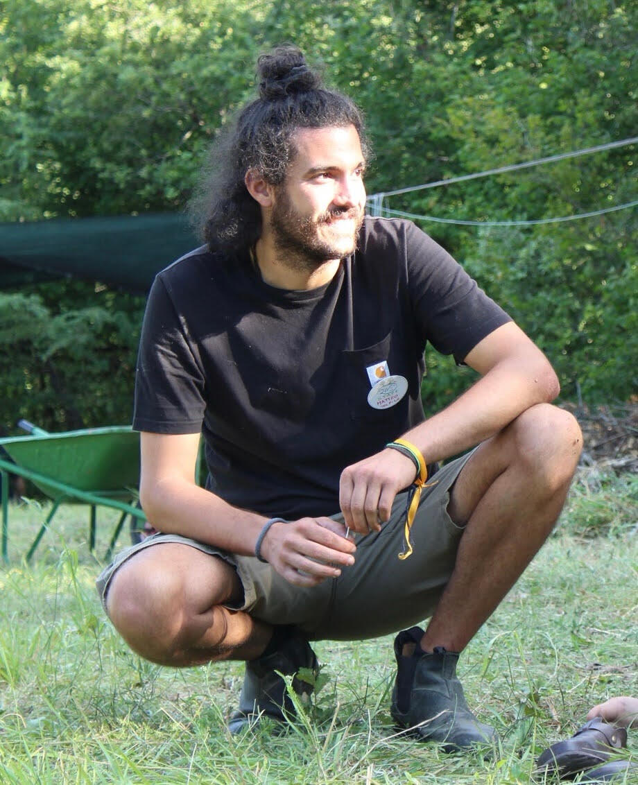Io sono Matteo. Mi interessa quello che succede quando cambiamo le condizioni: il luogo , il ritmo , persone che normalmente non si incontrerebbero, un modo diverso di stare insieme. Da anni vivo, organizzo, costruisco e facilito esperienze.